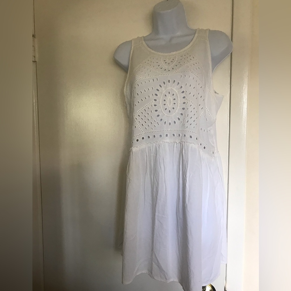hinge size S white woman’s minidress sleeveless, beautiful details front & back